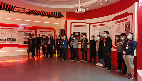 4.學(xué)員參觀中原新區(qū)聯(lián)合黨委黨建展廳.jpg